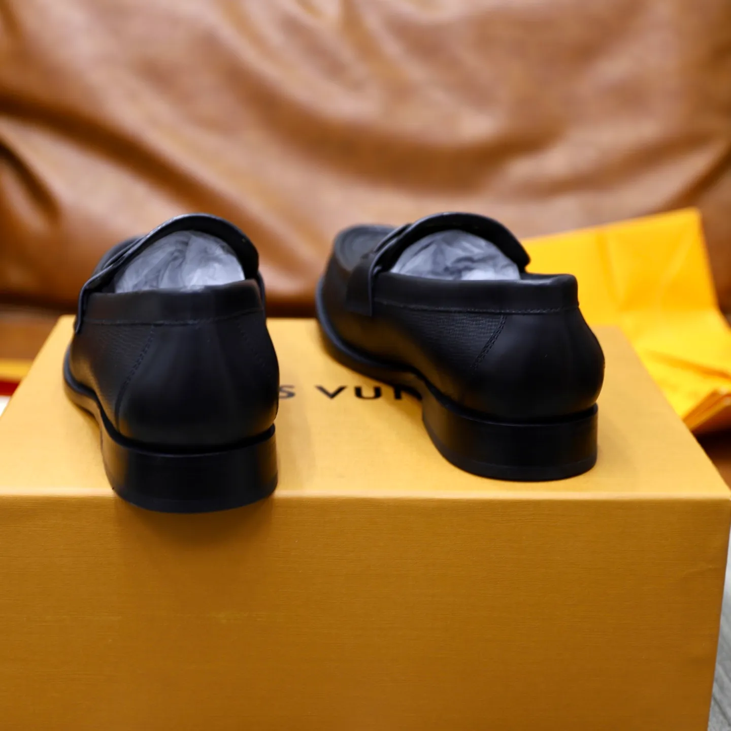 Men's Men's Shoes💰💰920LV Louis Vuitton Slip-on Loafers, top quality products from Guangzhou, ready for sale! This LV Glove loafer is made of selected soft cowhide, with a slightly wrinkled leather surface and a very high-end texture. Each pair is unique. The leather surface is light and soft, with a fine texture and good luster. It is a classic loafer style, with exquisite handmade mark stitching on the toe, and a square toe configuration to highlight the classic style. The horizontal band has hot-printed LV three-dimensional letters, semi-solid handcrafts and a genuine leather outsole, and a rubber patch on the heel to create wear-resistant performance and comfort. One of the must-have loafers for men! Comes with full original packaging! Code number: 38-39-40-41-42-43-44 (38, 45, 46 customized) standard leather shoe code